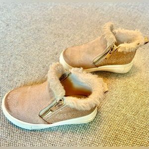 Maggie & Zoe Girls’ Furry Boots (6)